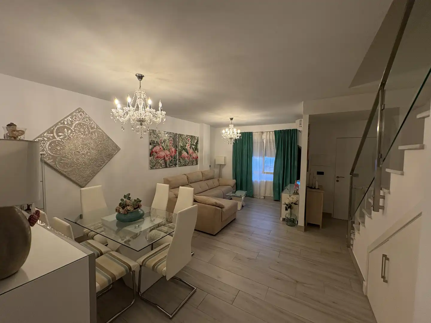 Sala d'estar de Casa adosada en venda en Lebrija amb Aire condicionat, Jardí privat i Terrassa