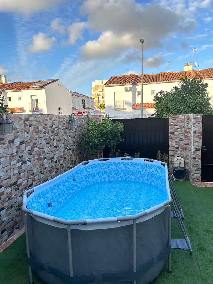Piscina de Casa adosada en venda en Lebrija amb Aire condicionat, Jardí privat i Terrassa