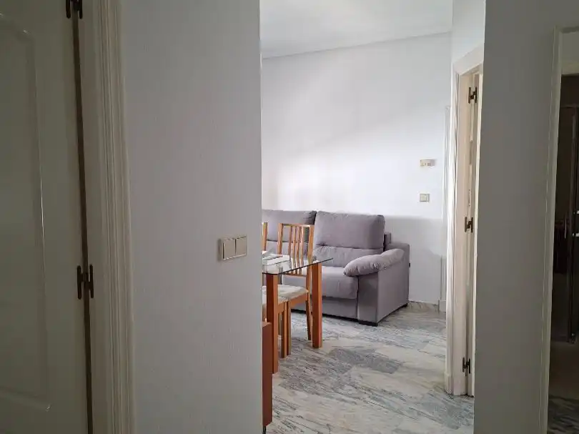 Pis de lloguer a Calle Castilla, 169, Triana Oeste Sala d'estar de Pis de lloguer en Sevilla Capital amb Aire condicionat