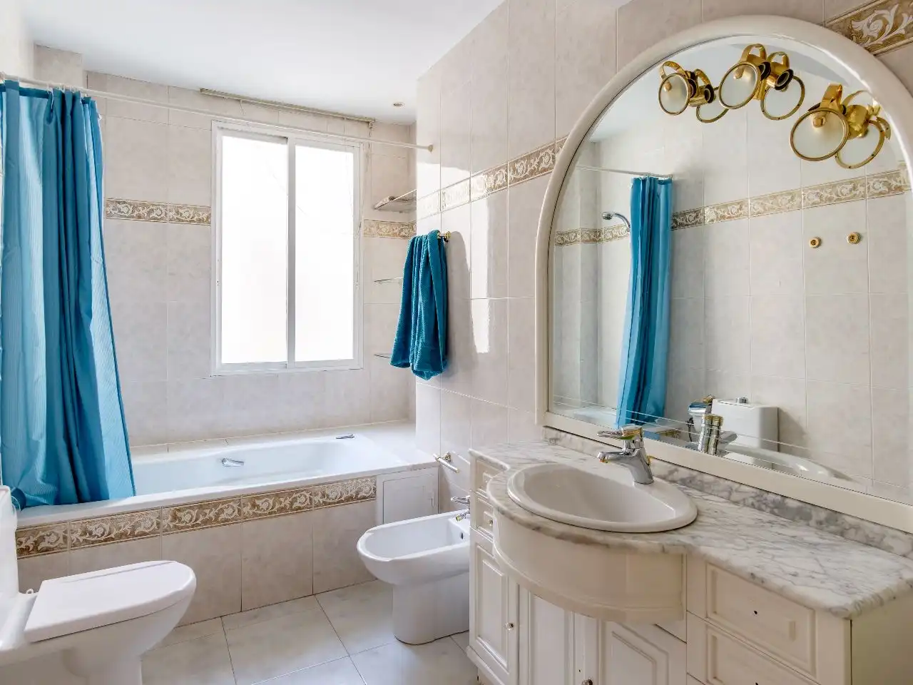 Badezimmer von Wohnung zur Miete in  Madrid Capital mit Balkon