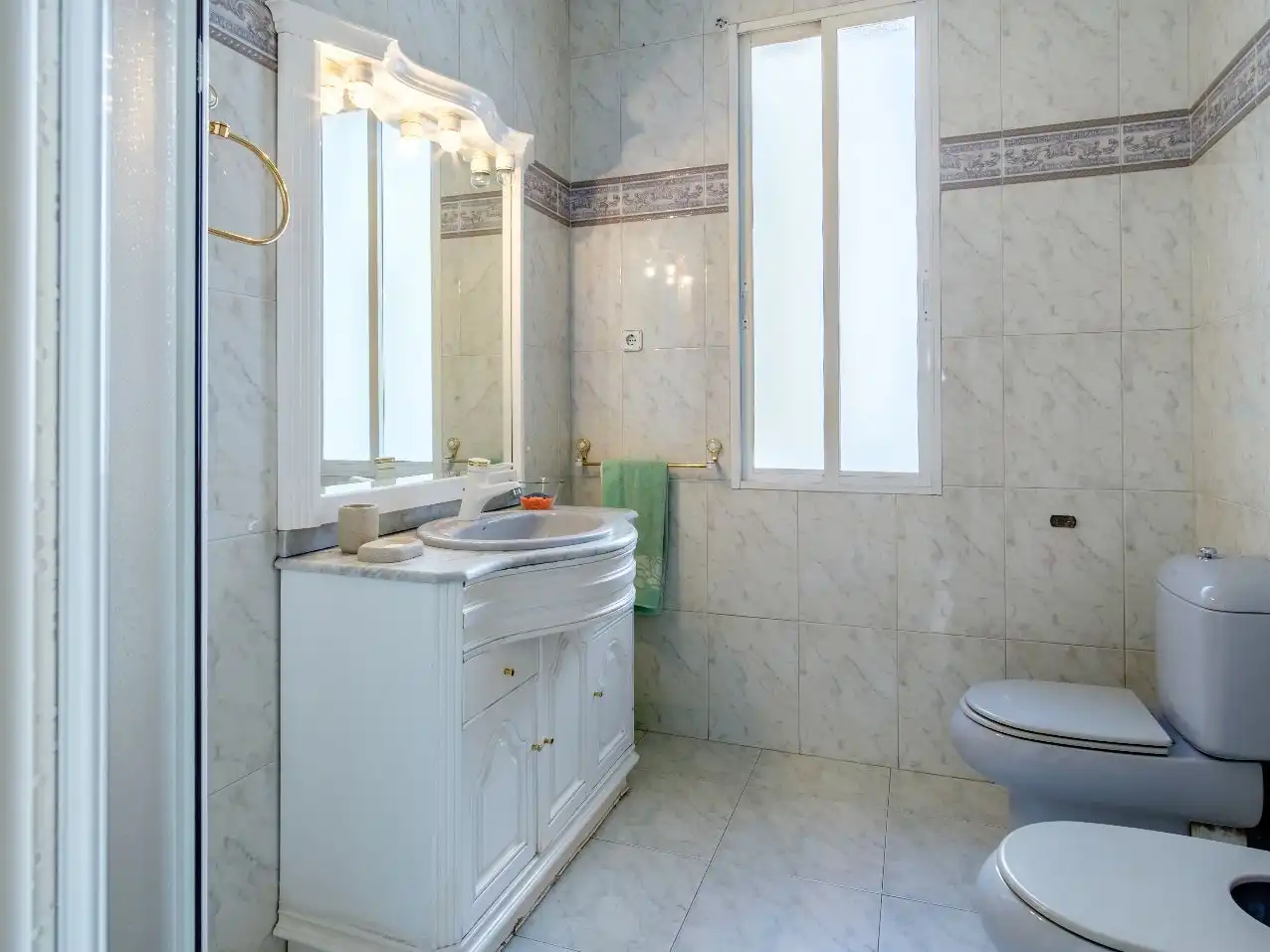 Badezimmer von Wohnung zur Miete in  Madrid Capital mit Balkon