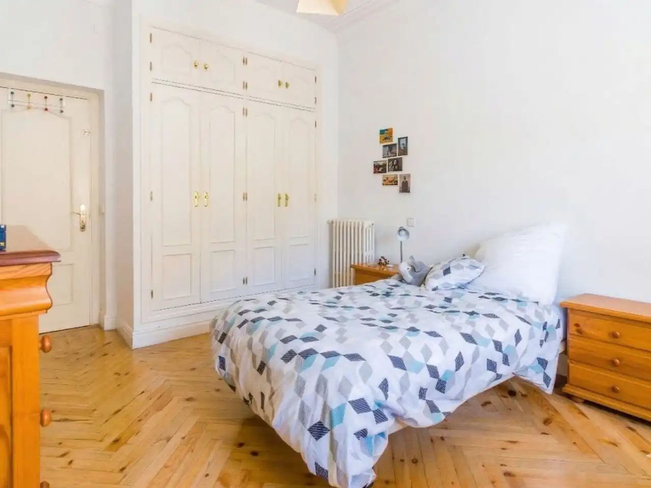 Schlafzimmer von Wohnung zur Miete in  Madrid Capital mit Balkon