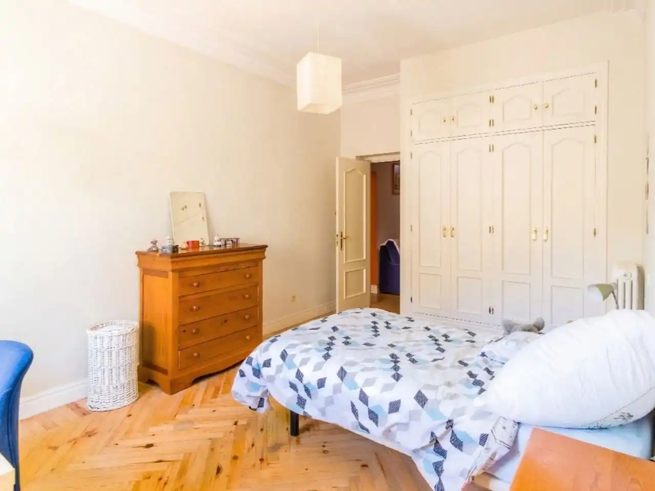 Schlafzimmer von Wohnung zur Miete in  Madrid Capital mit Balkon