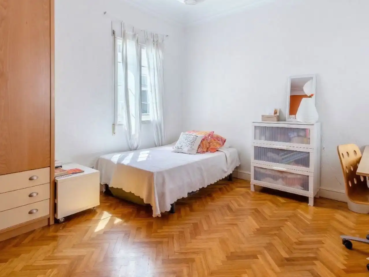 Schlafzimmer von Wohnung zur Miete in  Madrid Capital mit Balkon