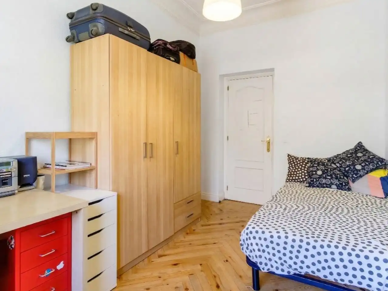Schlafzimmer von Wohnung zur Miete in  Madrid Capital mit Balkon