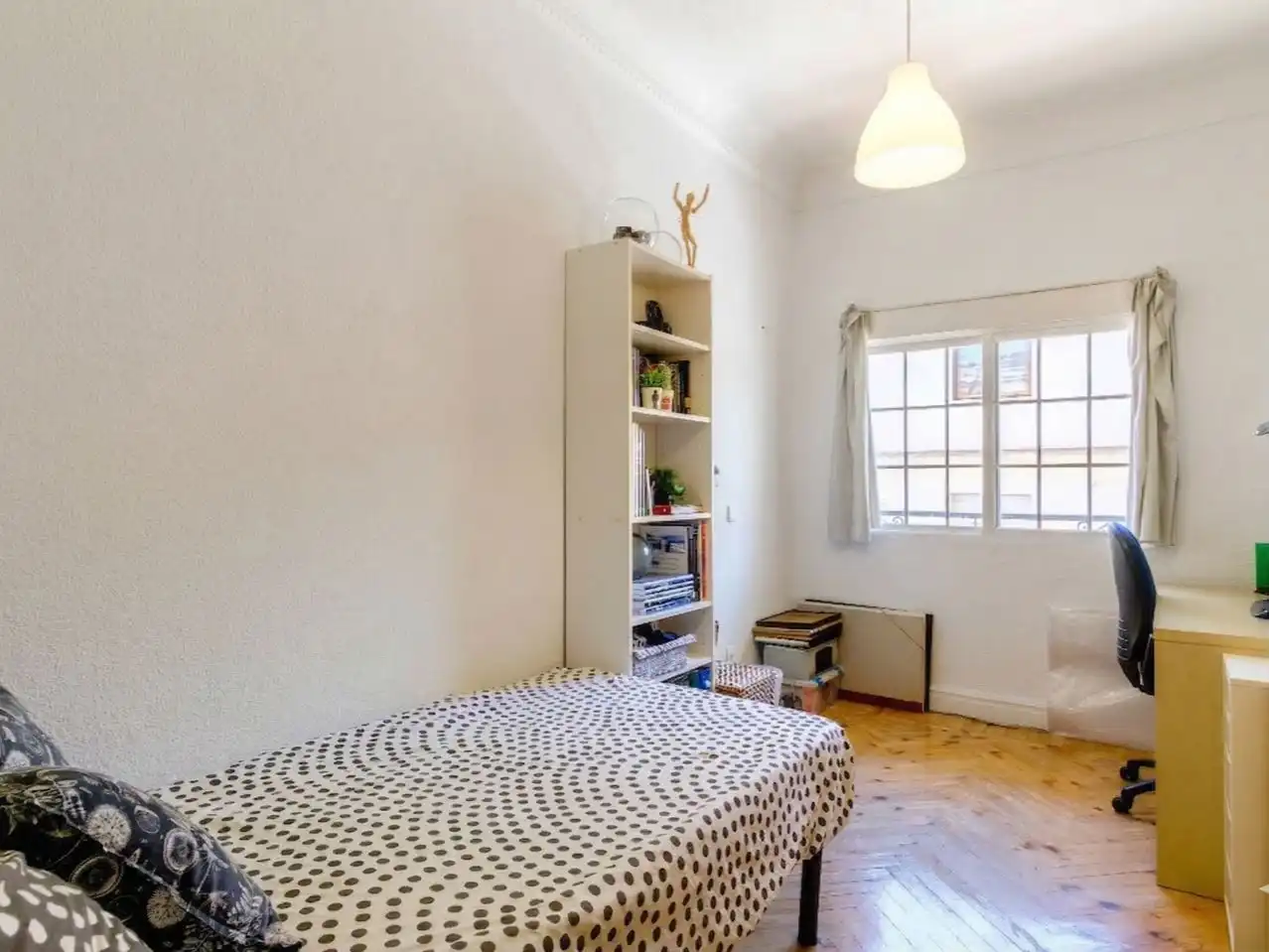 Schlafzimmer von Wohnung zur Miete in  Madrid Capital mit Balkon