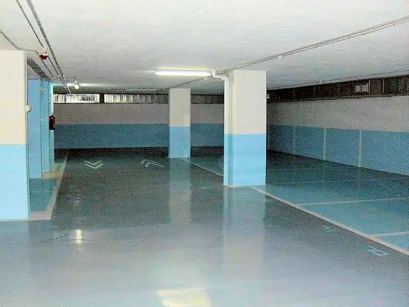 Parking de Piso de alquiler en A Coruña Capital  con Calefacción, Parquet y Trastero