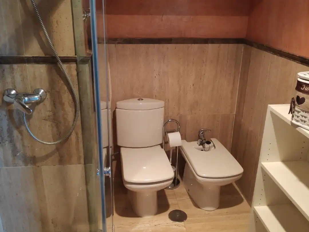 Flat for rent in Calle Virgen de la Oliva, 7, Barrio de los Remedios Bathroom of Flat for rent in Sevilla Capital with Air Conditioner and Balcony