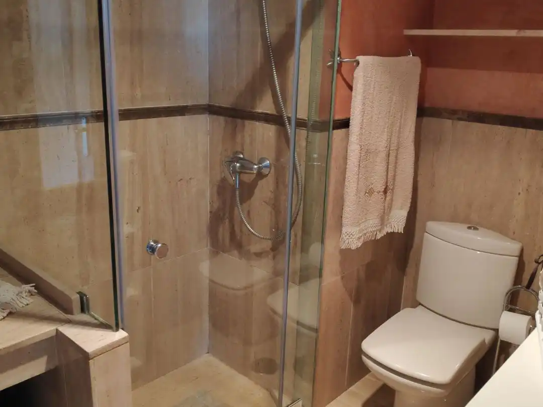 Flat for rent in Calle Virgen de la Oliva, 7, Barrio de los Remedios Bathroom of Flat for rent in Sevilla Capital with Air Conditioner and Balcony