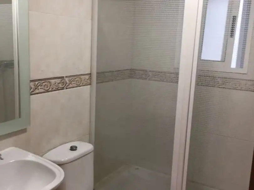 Baño de Piso de alquiler en Alaquàs con Terraza y Balcón