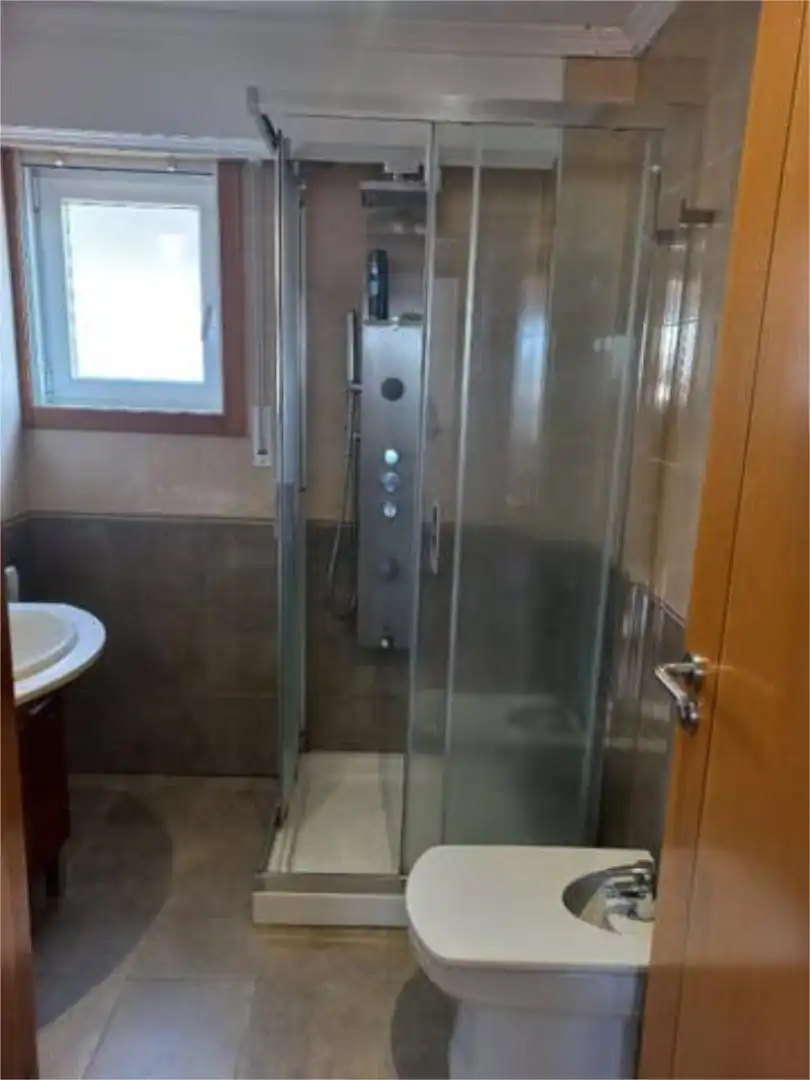 Attic for rent in Lavadores Bathroom of Attic for rent in Vigo with Heating, Terrace and Storage room