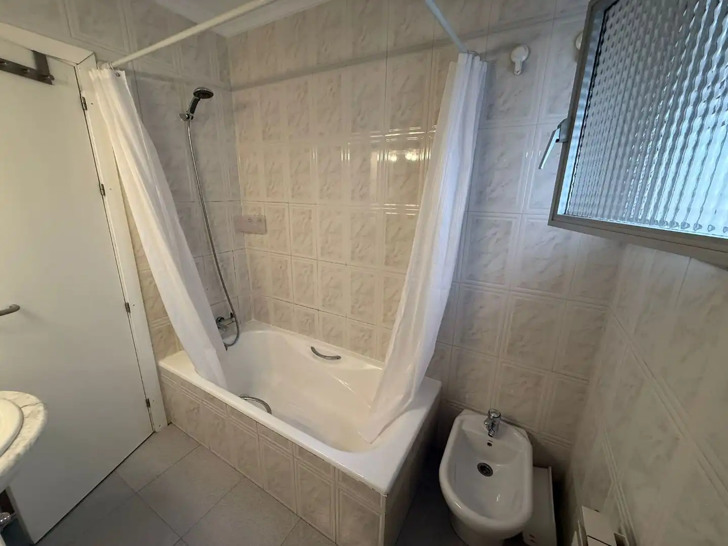 Baño de Piso de alquiler en Madrid con Aire acondicionado, Calefacción y Parquet