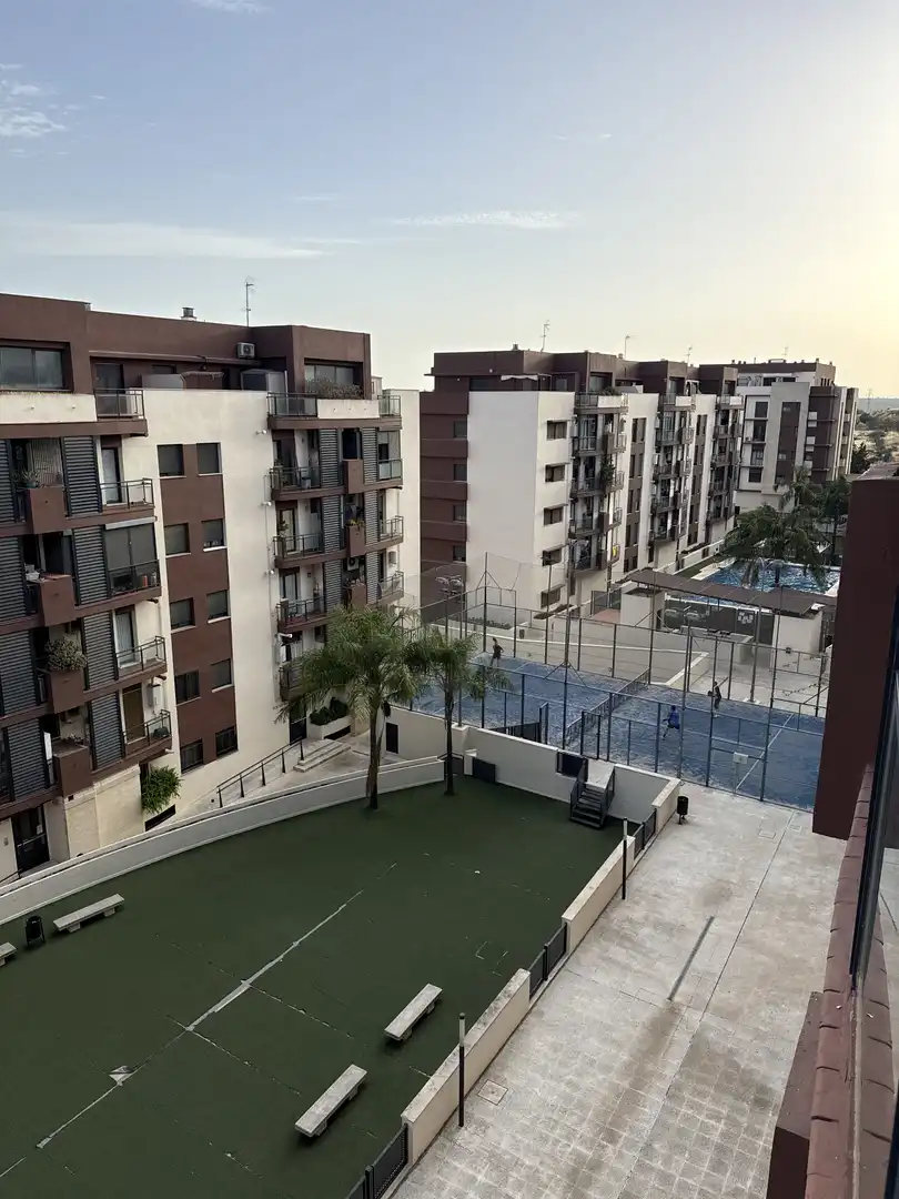 Vista exterior de Pis en venda en Mairena del Aljarafe amb Aire condicionat, Terrassa i Piscina