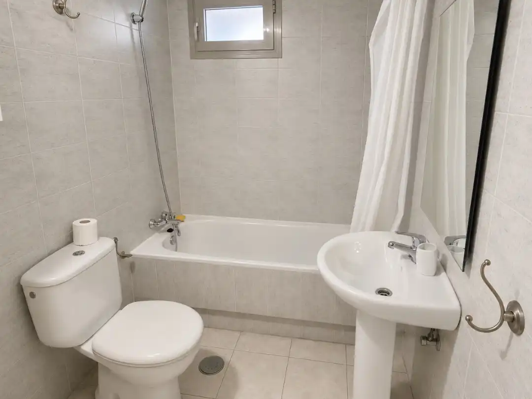 Flat for rent in Calle Kandinsky, 1, El Tejar - Hacienda Bizcochero Bathroom of Flat for rent in Málaga with Air Conditioner, Heating and Terrace