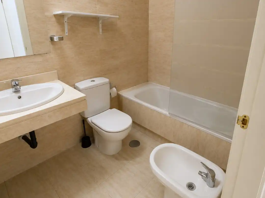 Flat for rent in Calle Kandinsky, 1, El Tejar - Hacienda Bizcochero Bathroom of Flat for rent in Málaga with Air Conditioner, Heating and Terrace