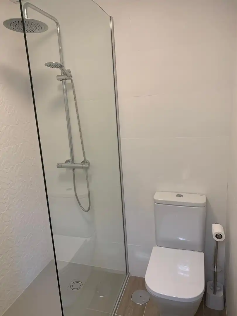 Flat for rent in Avenida de la Marina Española, 26, La Flota Bathroom of Flat for rent in Murcia with Air Conditioner, Heating and Private garden