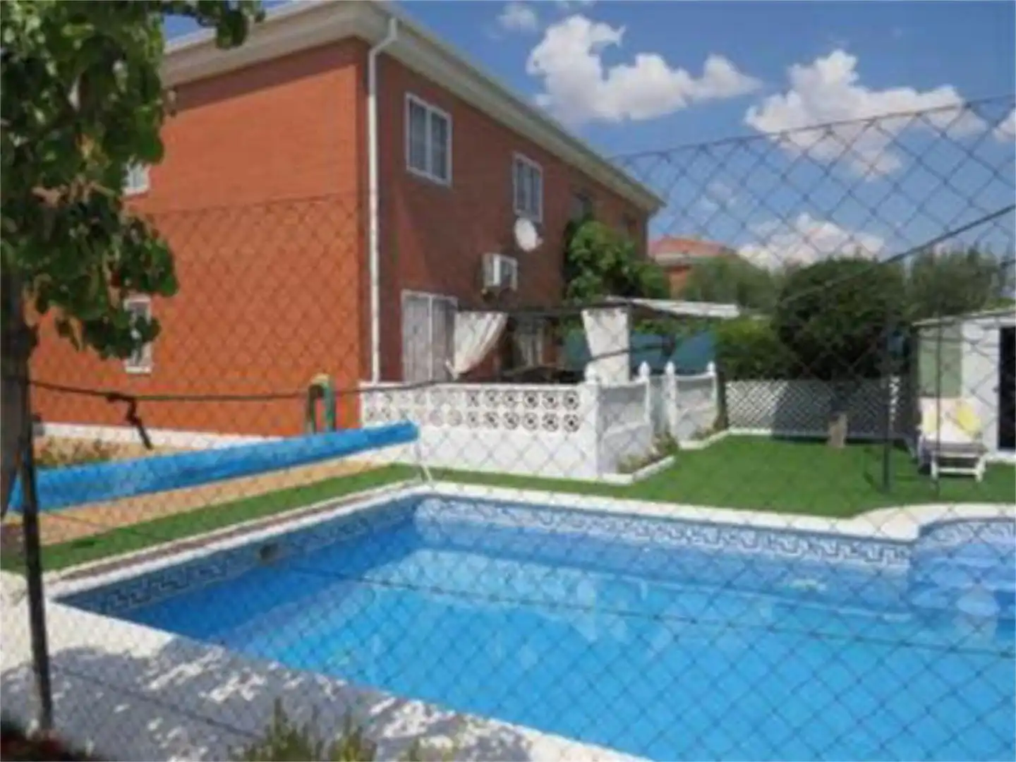 Piscina de Casa adosada de alquiler en Villanueva de la Torre con Calefacción, Jardín privado y Terraza