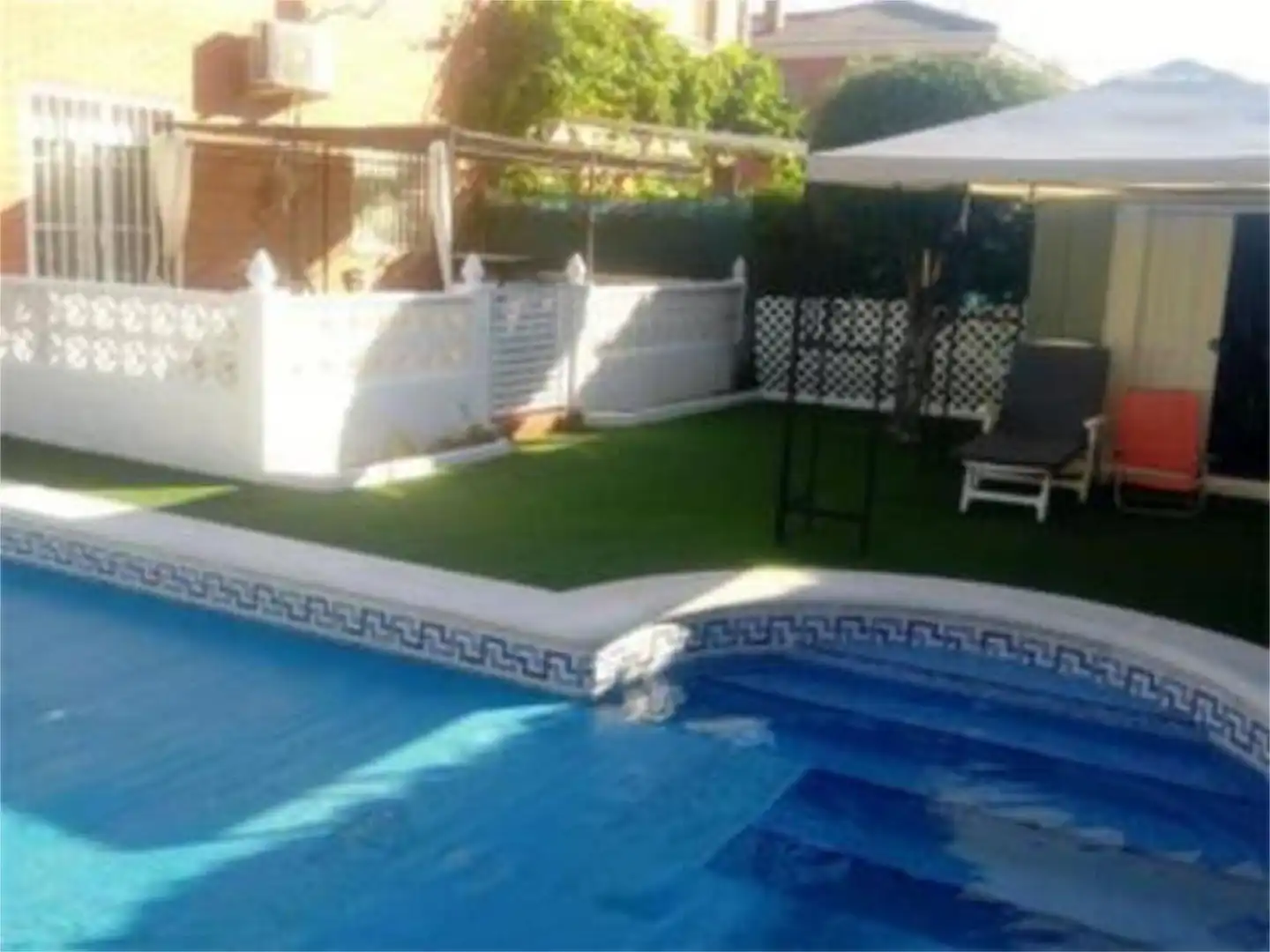Piscina de Casa adosada de alquiler en Villanueva de la Torre con Calefacción, Jardín privado y Terraza