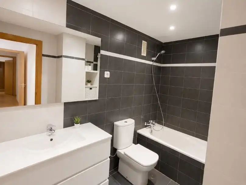 Baño de Piso de alquiler en Leganés con Aire acondicionado, Terraza y Piscina