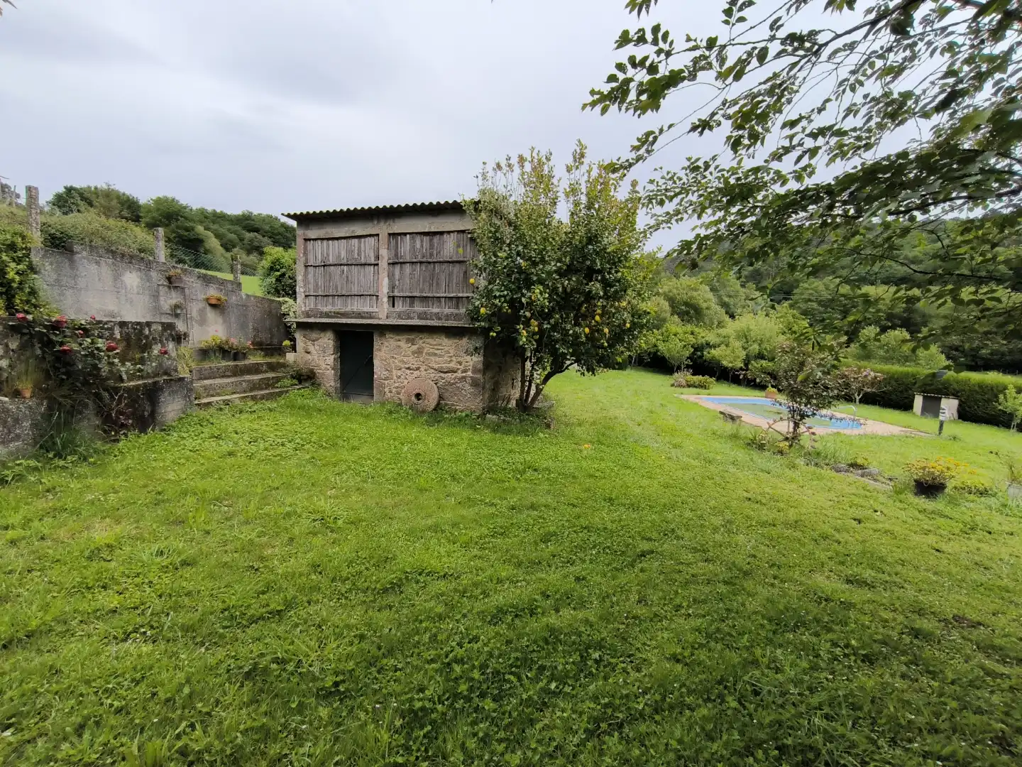 Casa o xalet en venda a Avenida Santiago, 116, A Estrada Vista exterior de Casa o xalet en venda en A Estrada amb Calefacció, Jardí privat i Parquet