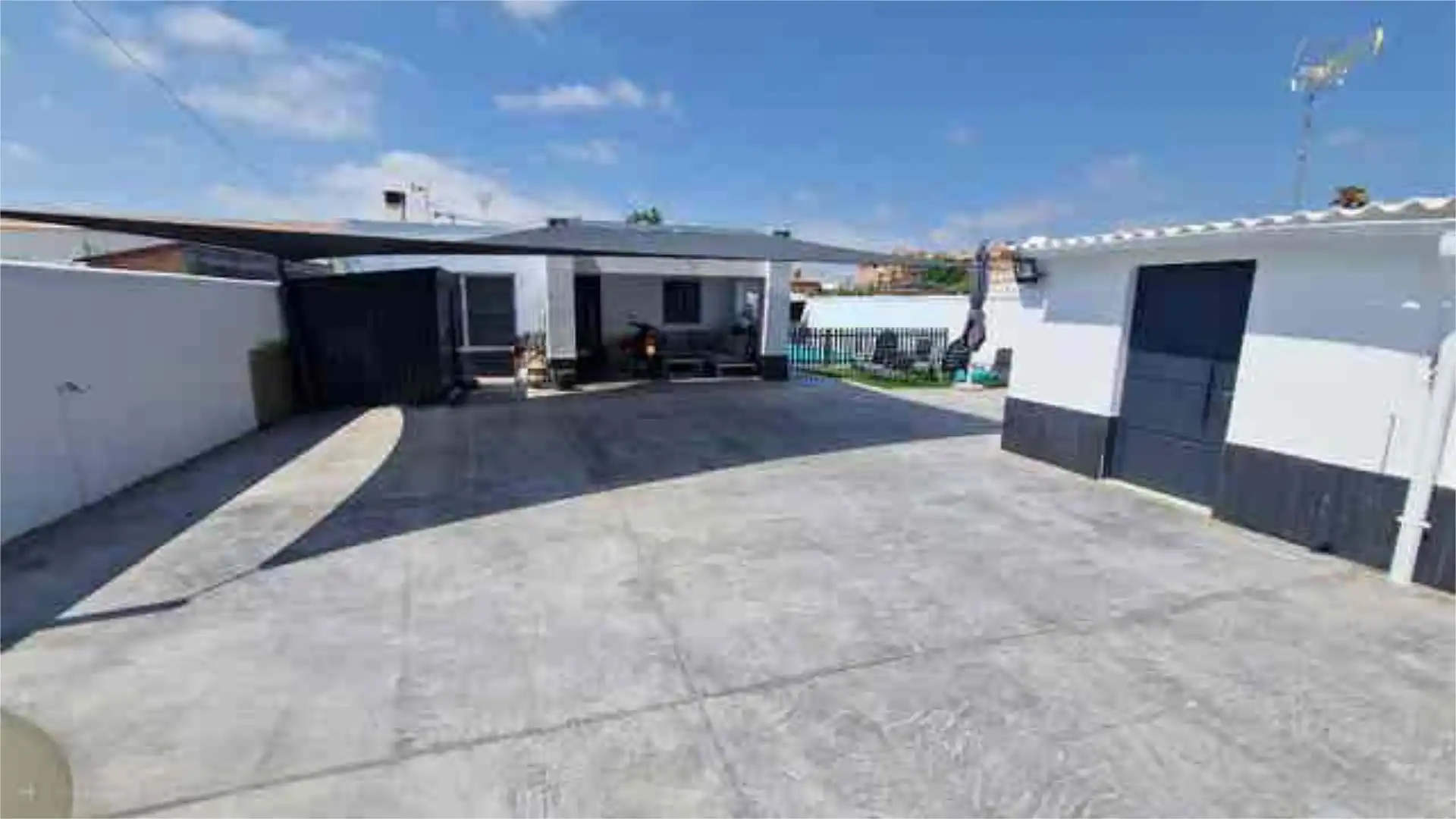 Außenansicht von Einfamilien-Reihenhaus zum Verkauf in El Puerto de Santa María mit Schwimmbad
