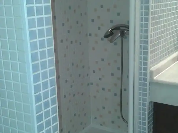Badezimmer von Dachboden zur Miete in Arona mit Privatgarten, Terrasse und Abstellraum