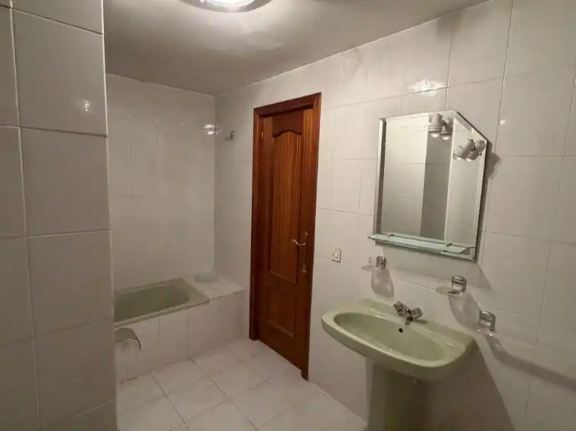 Bathroom of Flat for sale in Toledo  with Air Conditioner, Heating and Parquet flooring