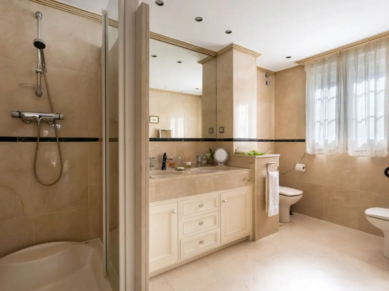 Bathroom of Houses for sale in Boadilla del Monte  with Air Conditioner, Terrace and Swimming Pool