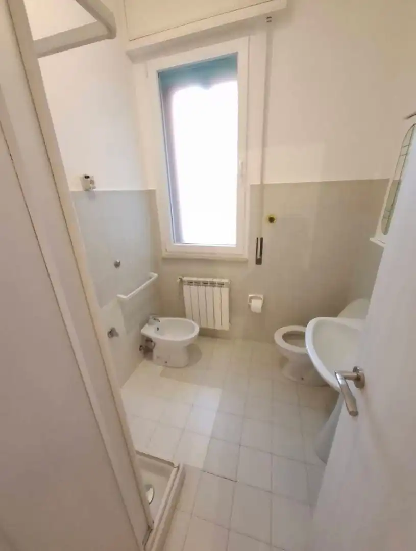 Wohnung zur Miete in Avenida Medina Olmos, 57, Guadix Badezimmer von Wohnung zur Miete in Guadix mit Klimaanlage, Waschmaschine und Internet