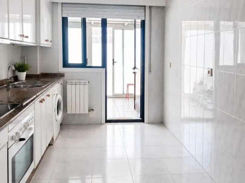 Piso de alquiler en Rúa Alejandro Pérez Lugín, 4, Portádego - Vilaboa Norte Cocina de Piso de alquiler en Culleredo con Calefacción, Parquet y Terraza
