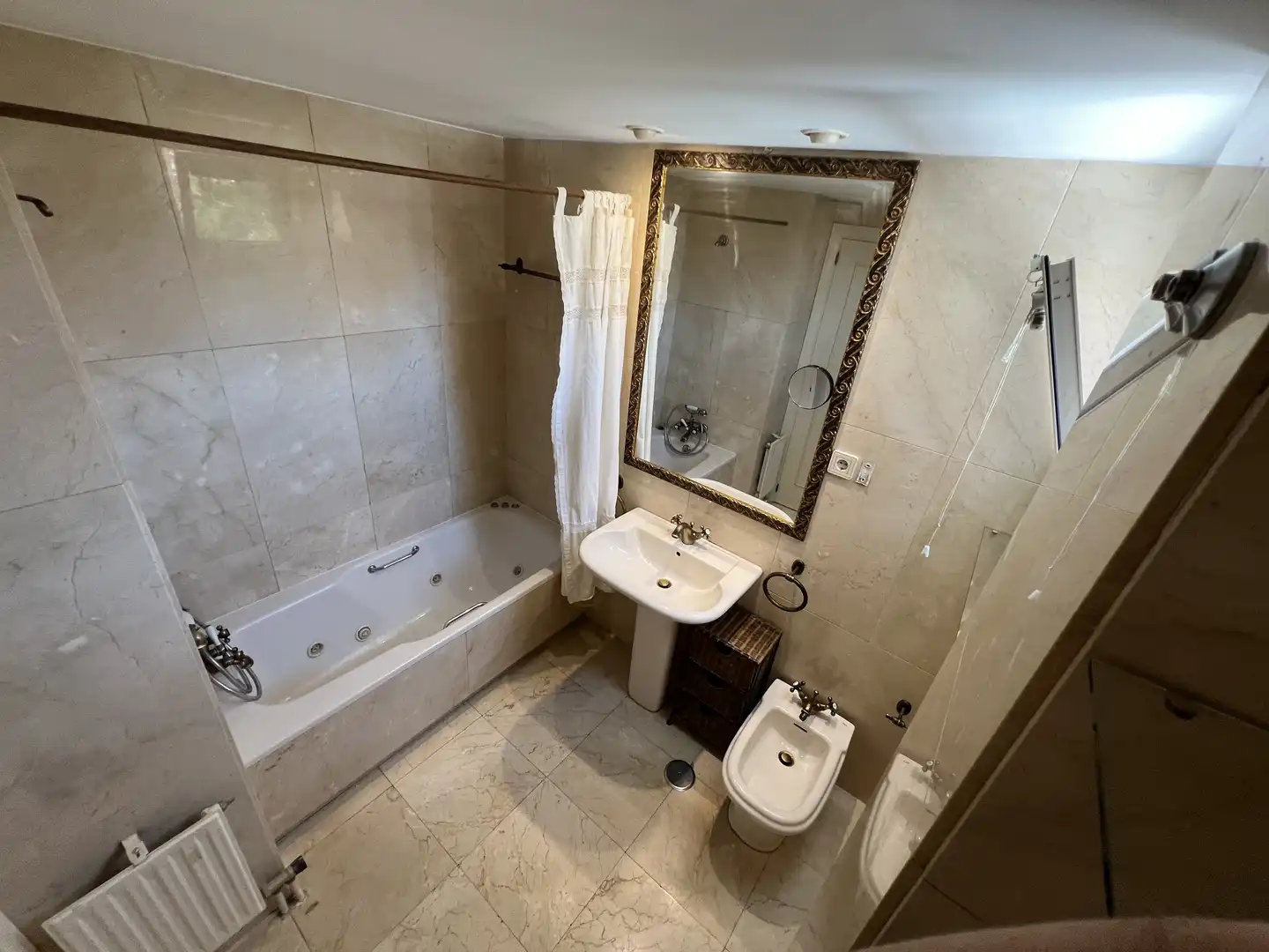Baño de Piso de alquiler en Madrid con Aire acondicionado, Calefacción y Jardín privado