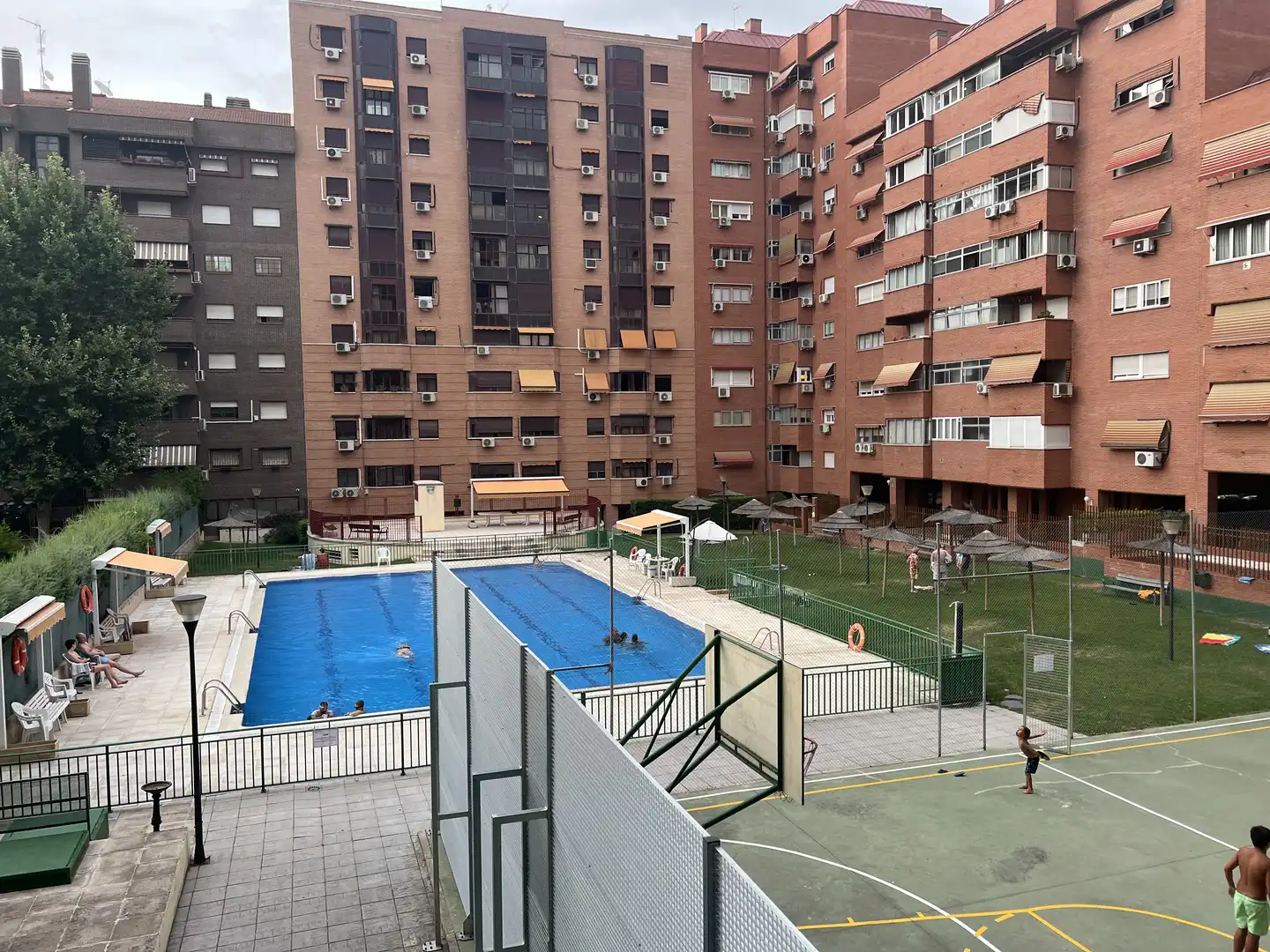 Piscina de Piso de alquiler en Madrid con Aire acondicionado, Calefacción y Jardín privado