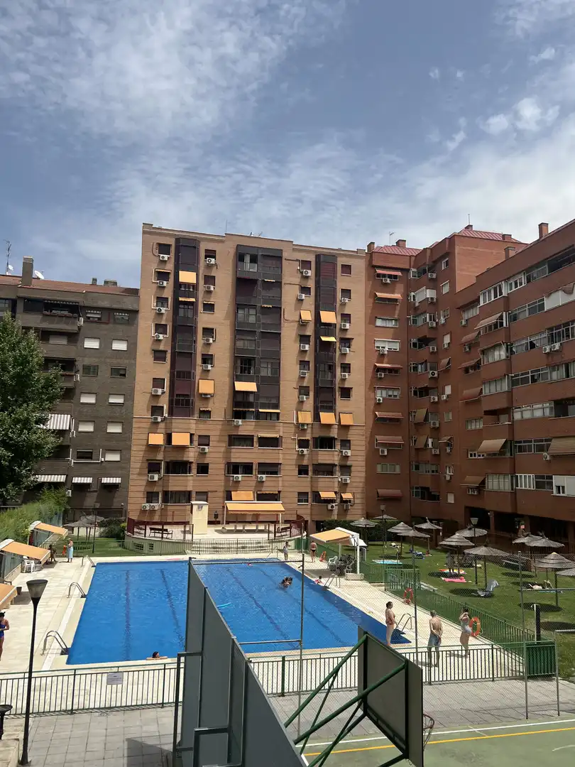 Vista exterior de Piso de alquiler en Madrid con Aire acondicionado, Calefacción y Jardín privado