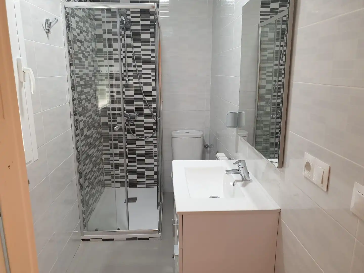 Bathroom of Flat for share in Madrid  with Air Conditioner, Heating and Storage room