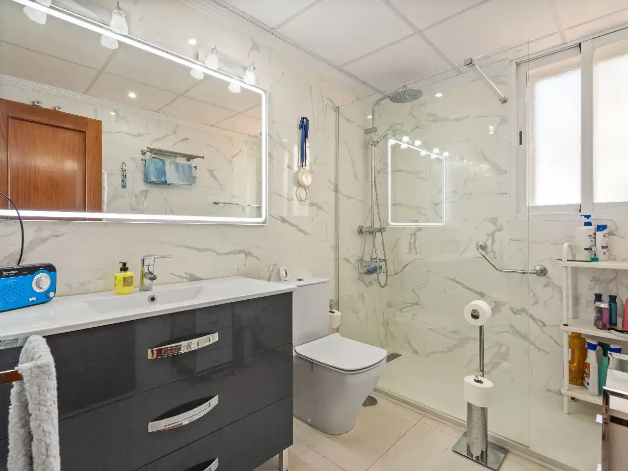 Bathroom of Attic for sale in Marbella  with Air Conditioner, Terrace and Swimming Pool