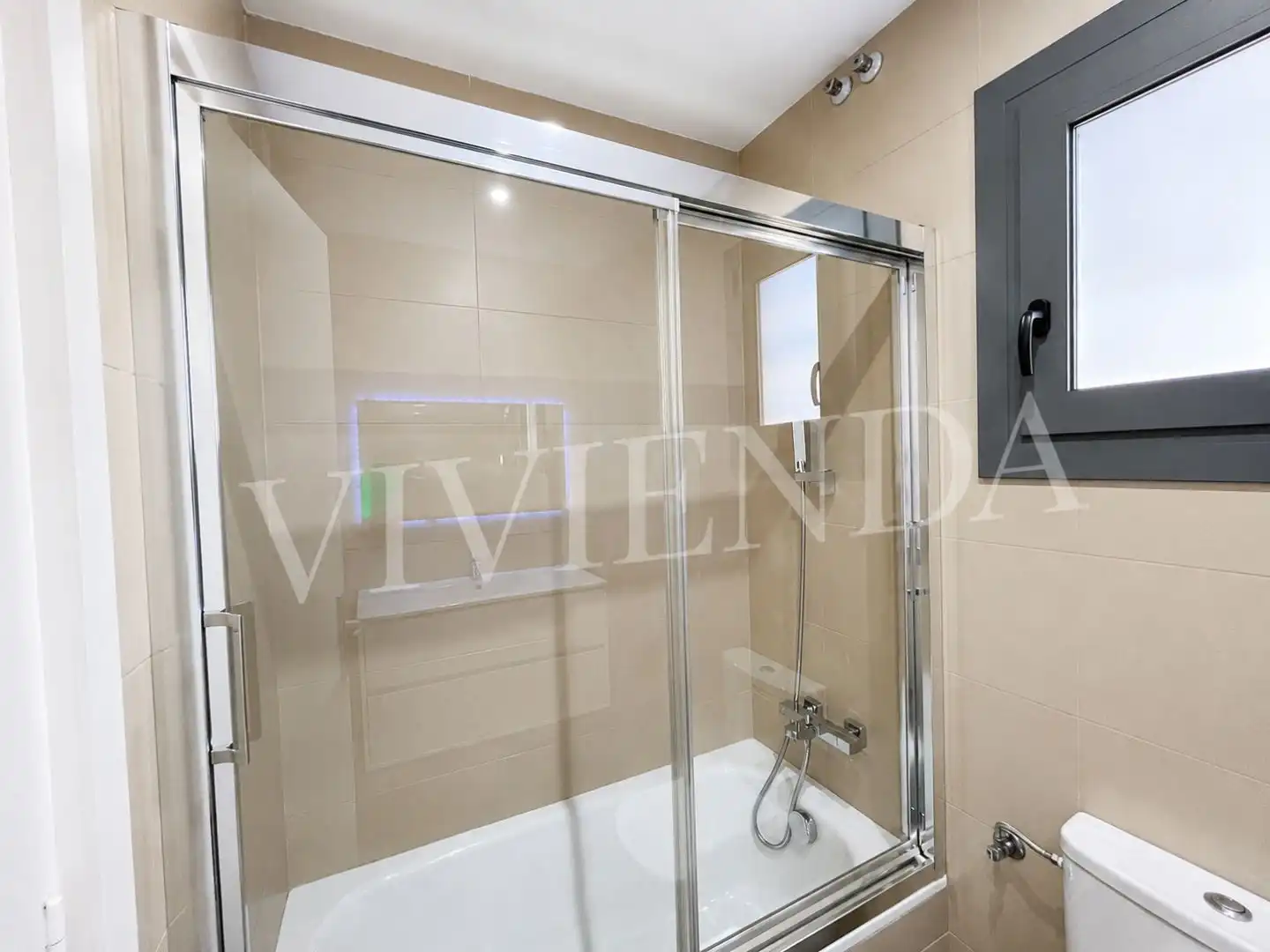 Badezimmer von Wohnung zum Verkauf in Granollers mit Balkon
