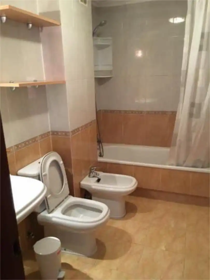 Baño de Piso de alquiler en Gondomar con Jardín privado, Trastero y Amueblado