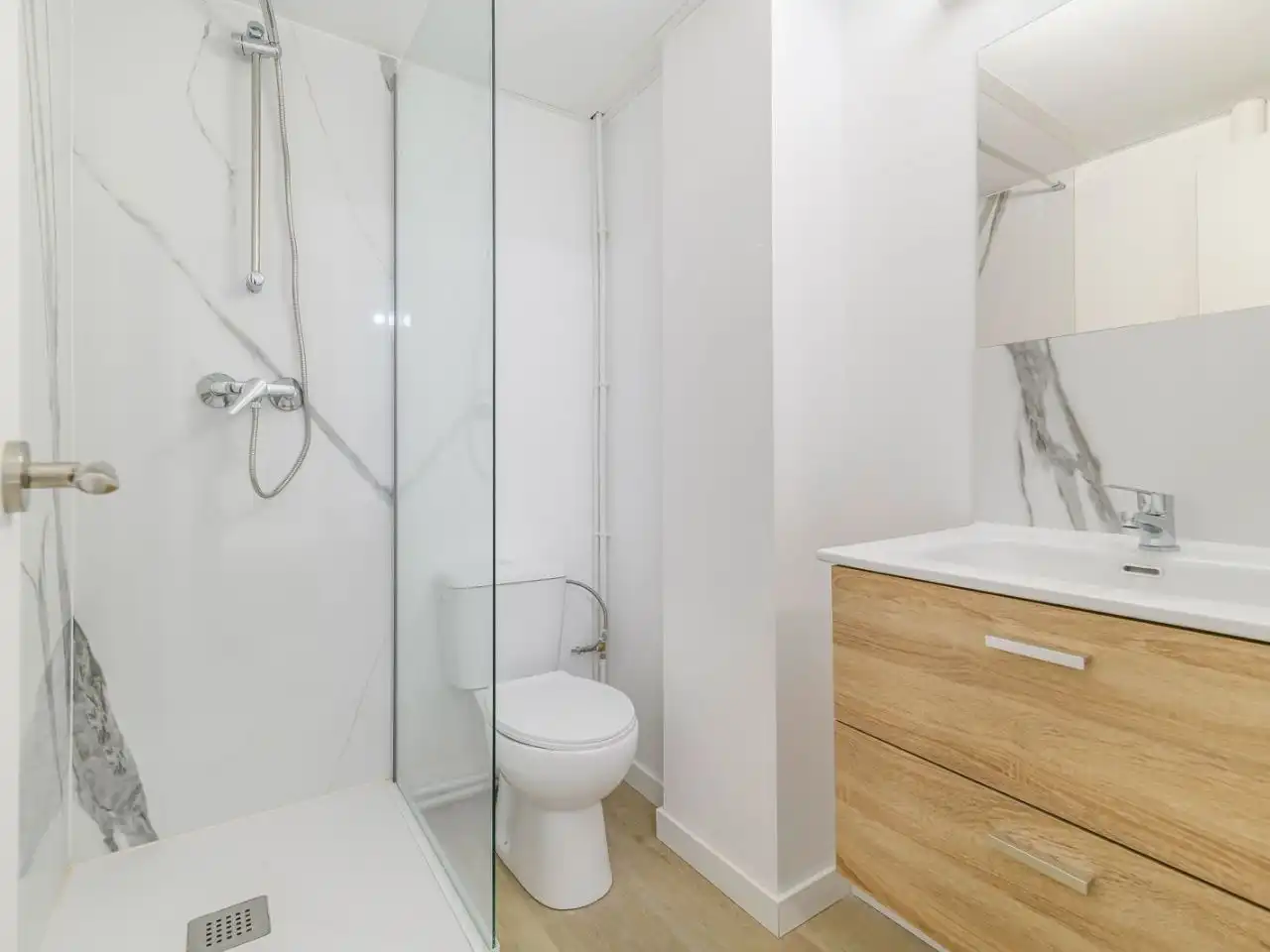 Badezimmer von Wohnung zum Verkauf in Tarragona mit Parkett und Möbliert