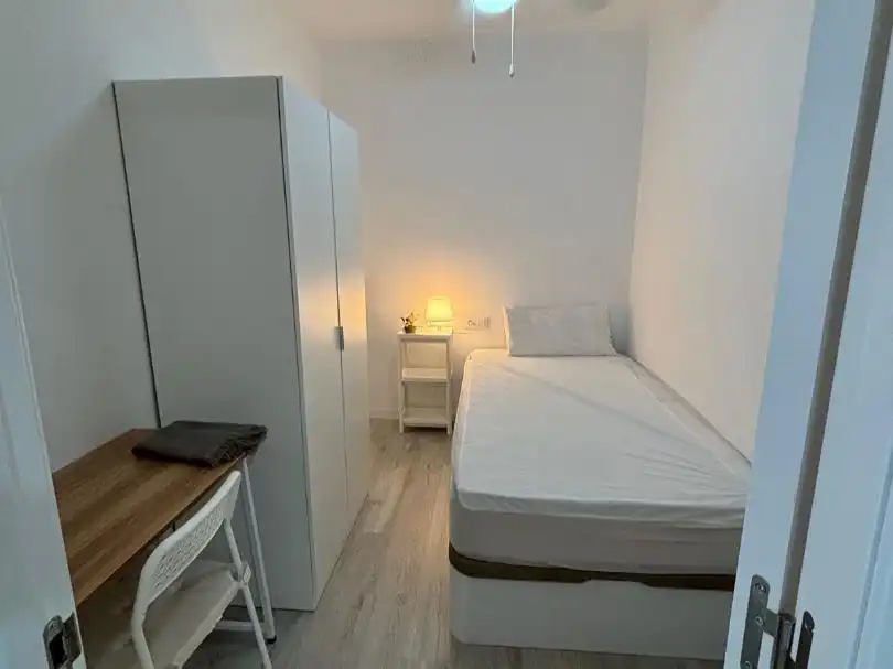 Room in Carrer de París, 6, Collblanc Room in Carrer de París, 6, Collblanc