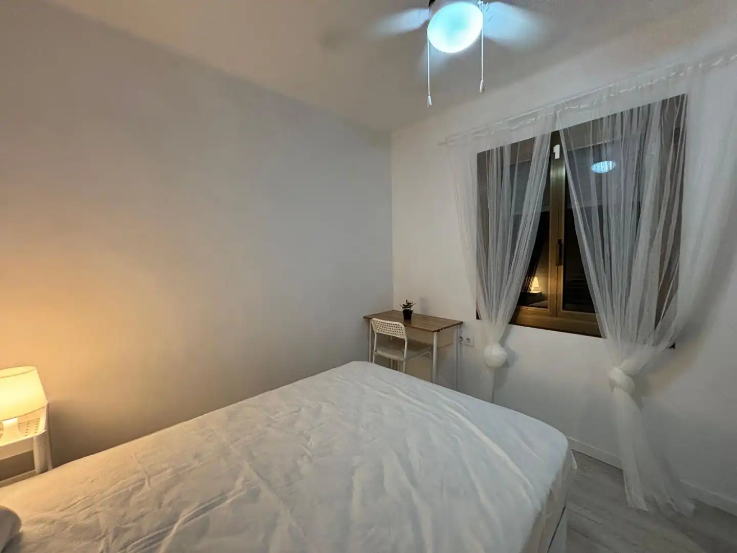 Room in Carrer de París, 6, Collblanc Room in Carrer de París, 6, Collblanc