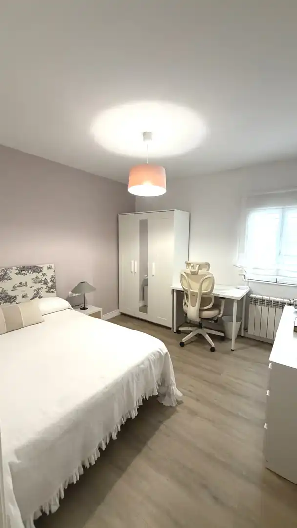 Room in Calle Batalla de Clavijo, 50, El Ejido - Santa Ana Bedroom of Flat for share in León Capital with Heating, Parquet flooring and Terrace