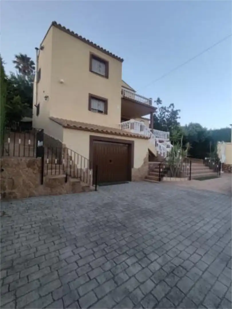 Vista exterior de Casa adosada de lloguer en Alginet amb Terrassa i Piscina