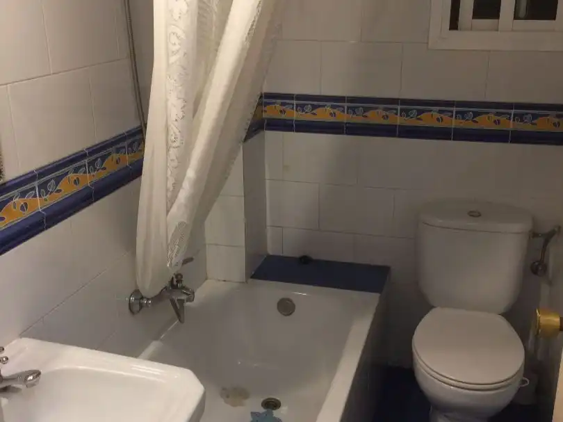 Piso de alquiler en Avenida de Hernán Cortés, 5, Ruta de la Plata Baño de Piso de alquiler en Cáceres con Calefacción, Terraza y Amueblado