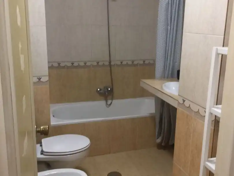 Piso de alquiler en Avenida de Hernán Cortés, 5, Ruta de la Plata Baño de Piso de alquiler en Cáceres con Calefacción, Terraza y Amueblado