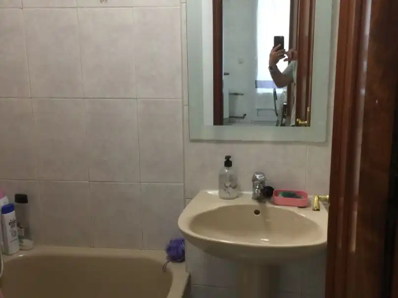 Flat for rent in Calle Colonia, 3, Ruta de la Plata Bathroom of Flat for rent in Cáceres with Heating, Furnished and Balcony