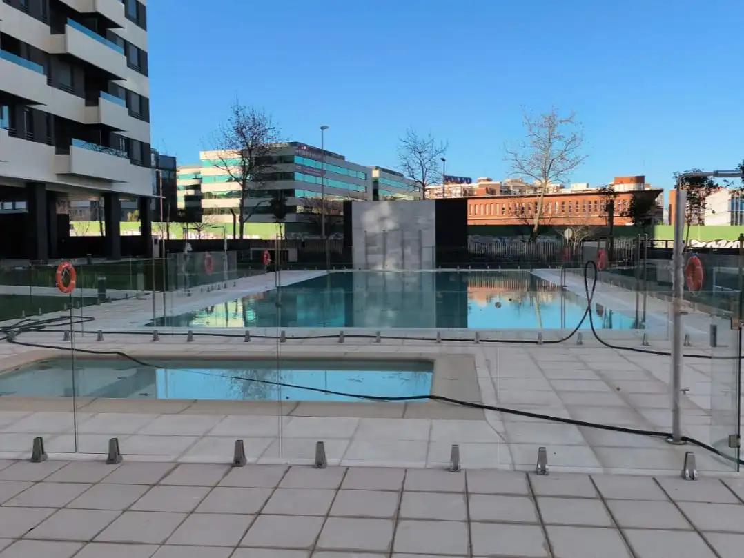 Flat for sale in Calle de Dulce Chacón, 25, Virgen del Cortijo - Manoteras Swimming pool of Flat for sale in Madrid with Air Conditioner, Heating and Private garden