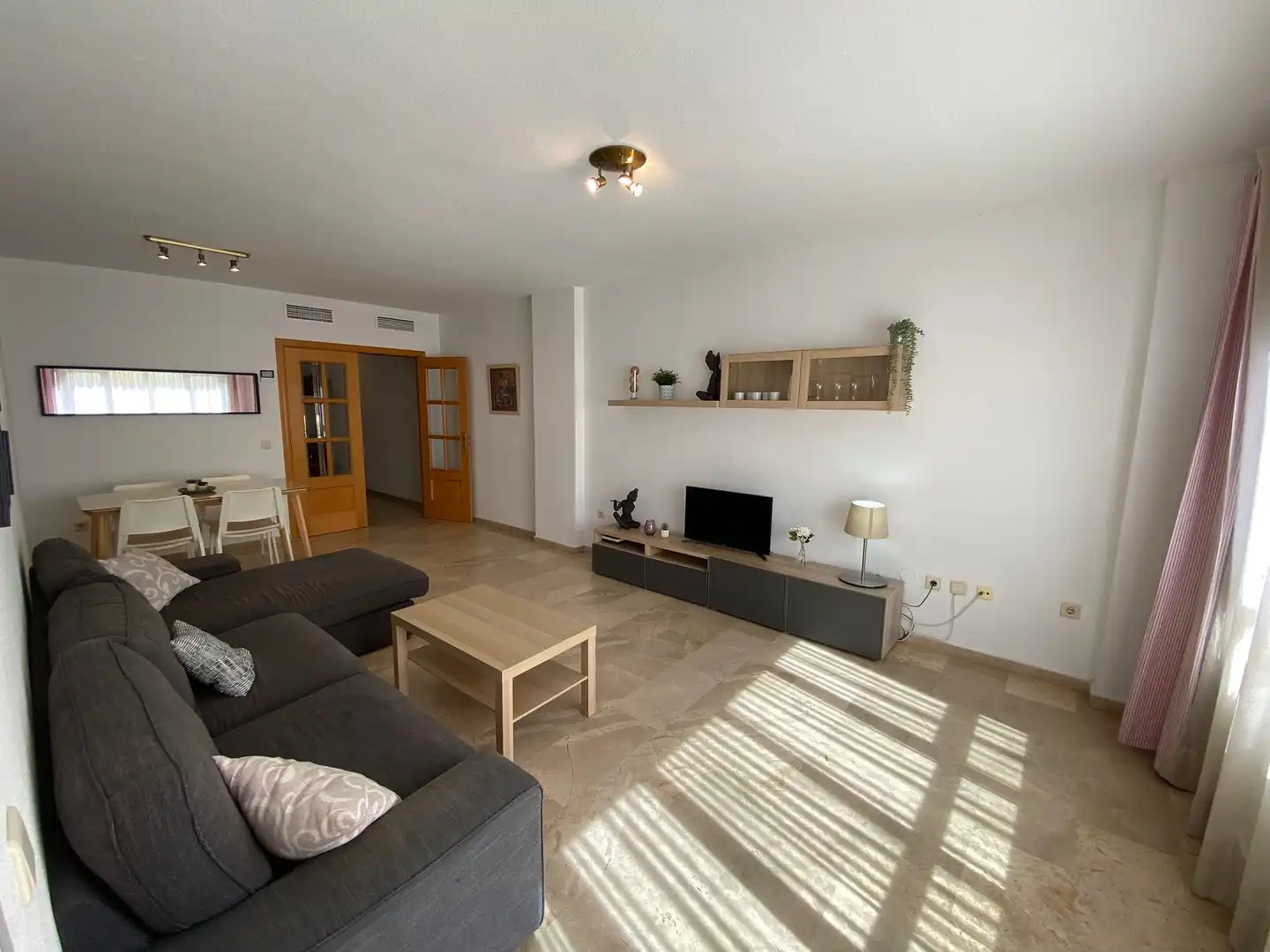 Piso de alquiler en Calle Franz Kafka, 10, El Tejar - Hacienda Bizcochero Sala de estar de Piso de alquiler en Málaga con Aire acondicionado, Calefacción y Jardín privado