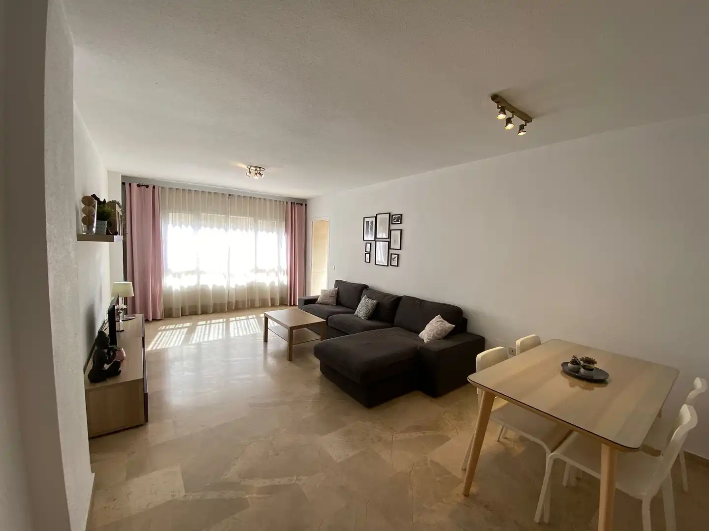 Piso de alquiler en Calle Franz Kafka, 10, El Tejar - Hacienda Bizcochero Sala de estar de Piso de alquiler en Málaga con Aire acondicionado, Calefacción y Jardín privado