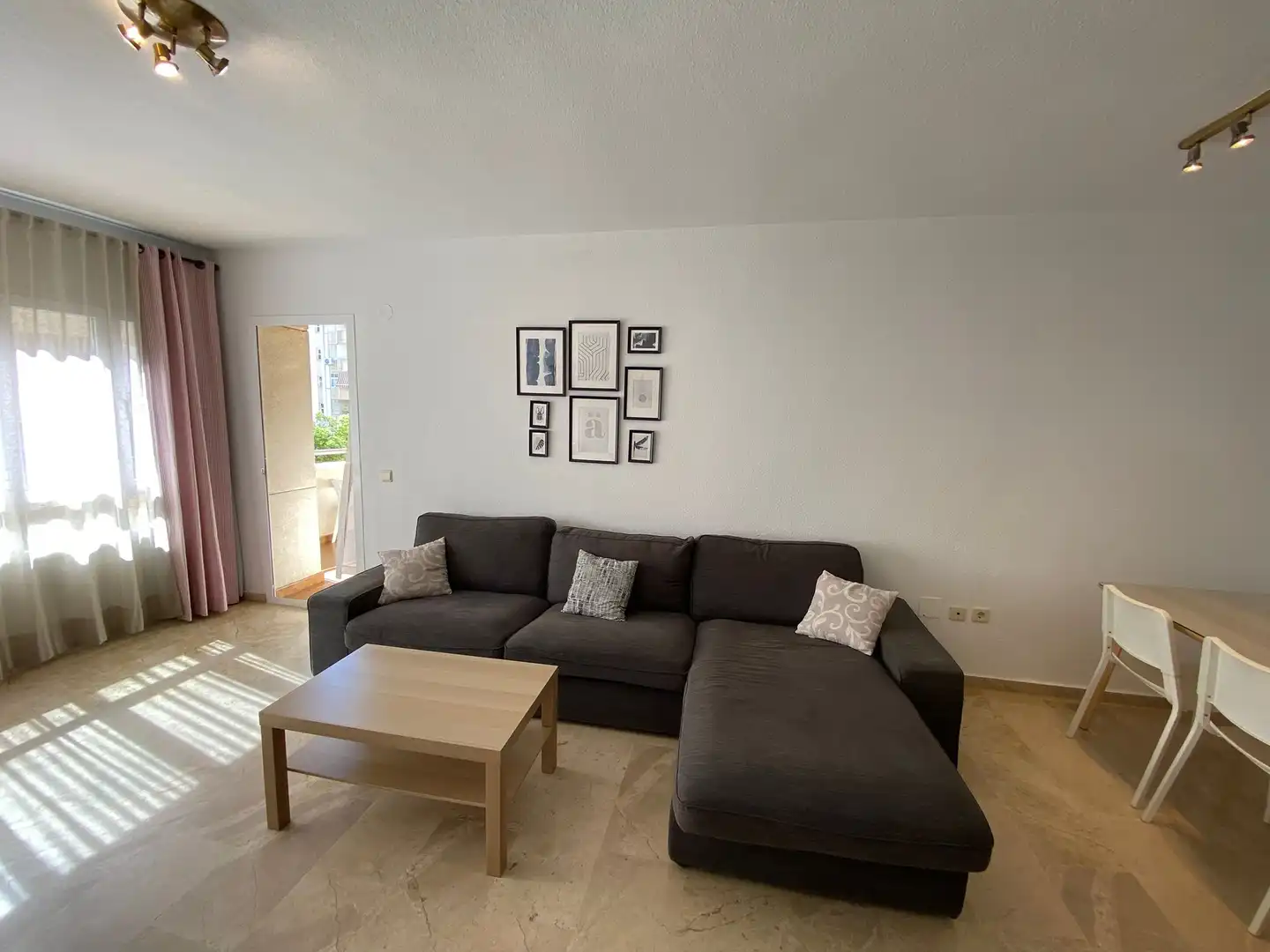 Piso de alquiler en Calle Franz Kafka, 10, El Tejar - Hacienda Bizcochero Sala de estar de Piso de alquiler en Málaga con Aire acondicionado, Calefacción y Jardín privado