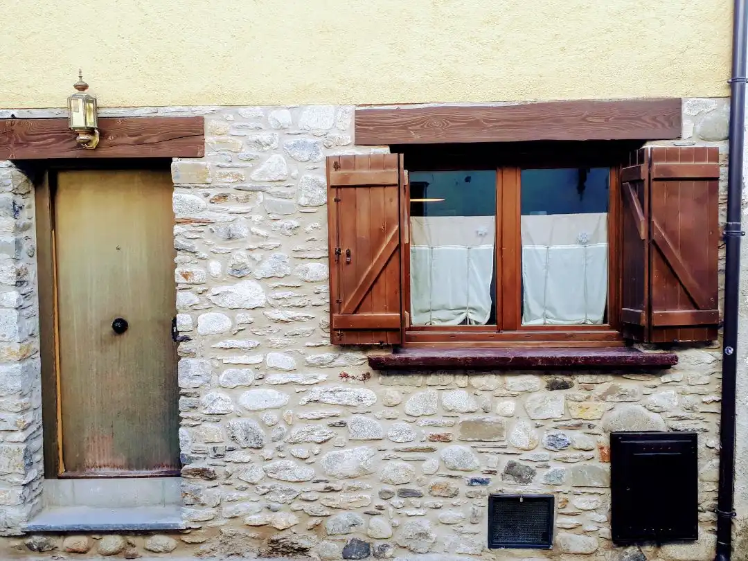 Vista exterior de Casa adosada de lloguer en Benasque amb Calefacció, Parquet i Traster
